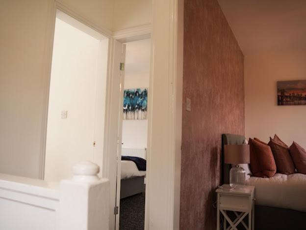 Home In Speke- 8 Mins Walk To Airport Zewnętrze zdjęcie